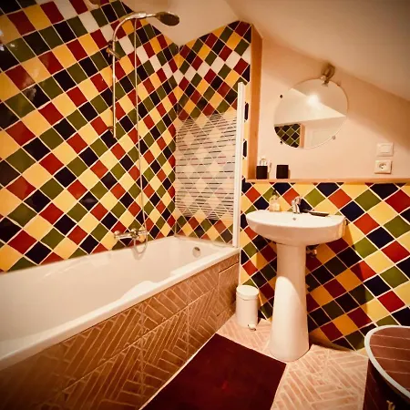 A 150 Pas Du Capitole! *