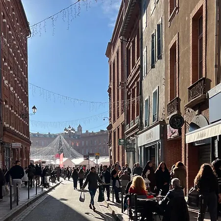 A 150 Pas Du Capitole! *