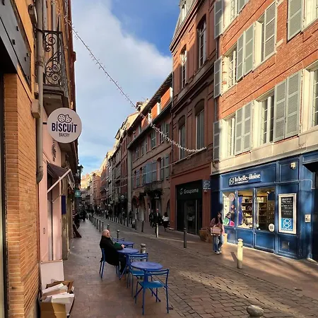 A 150 Pas Du Capitole!