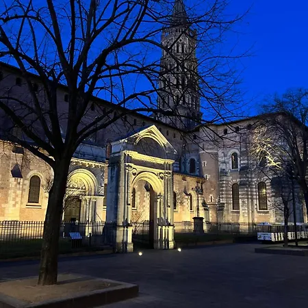 A 150 Pas Du Capitole!